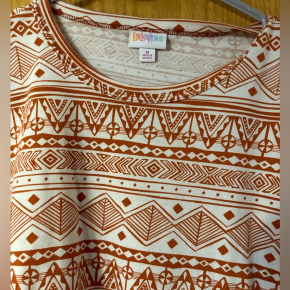 Cute Aztec pattern basic style short sleeve tee. Rust colored pattern. Medium - Picture 3 of 3